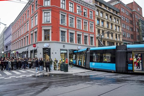 FOTO: Kondisi Trem Tergelincir dan 'Nyelonong' Masuk Toko di Oslo