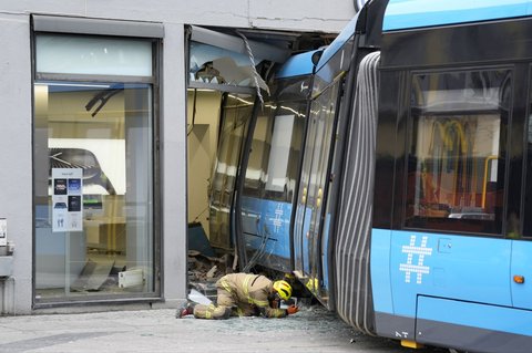 FOTO: Kondisi Trem Tergelincir dan 'Nyelonong' Masuk Toko di Oslo