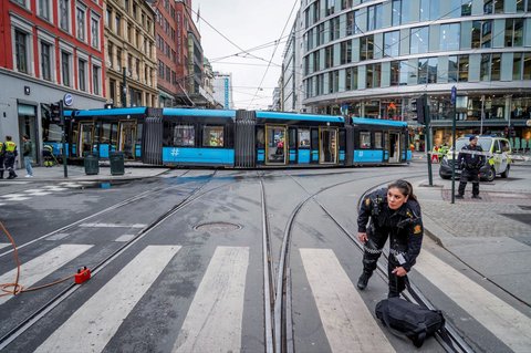 FOTO: Kondisi Trem Tergelincir dan 'Nyelonong' Masuk Toko di Oslo