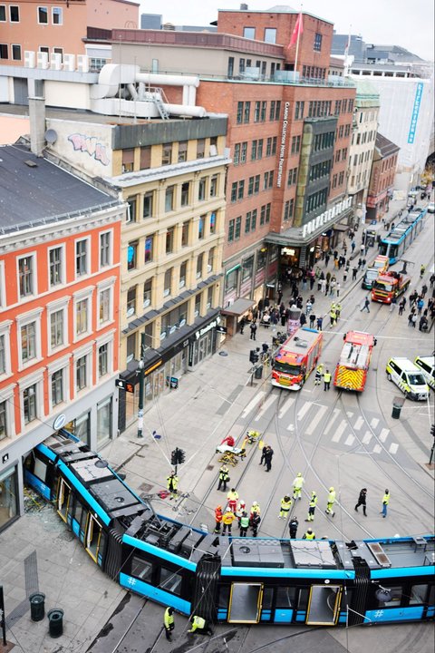 FOTO: Kondisi Trem Tergelincir dan 'Nyelonong' Masuk Toko di Oslo