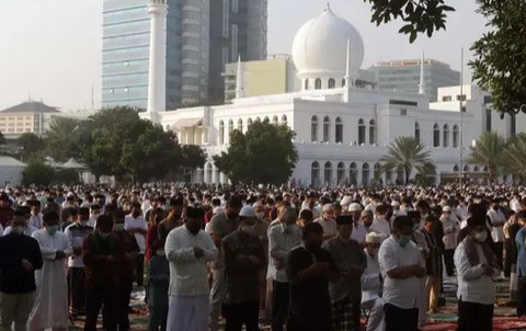 Umat Muslim yang mengenakan masker untuk meredam penyebaran wabah virus corona melaksanakan sholat Idul Fitri menandai akhir bulan suci Ramadhan di Dubai, Uni Emirat Arab, Kamis (13/5/2021).