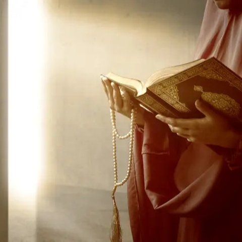 Ilustrasi muslim membaca Al-Qur'an. (Photo Copyright by Freepik)