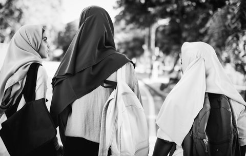 Ilustrasi muslim, Islami, muslimah, pesantren santriwati. (Image by rawpixel.com on Freepik)