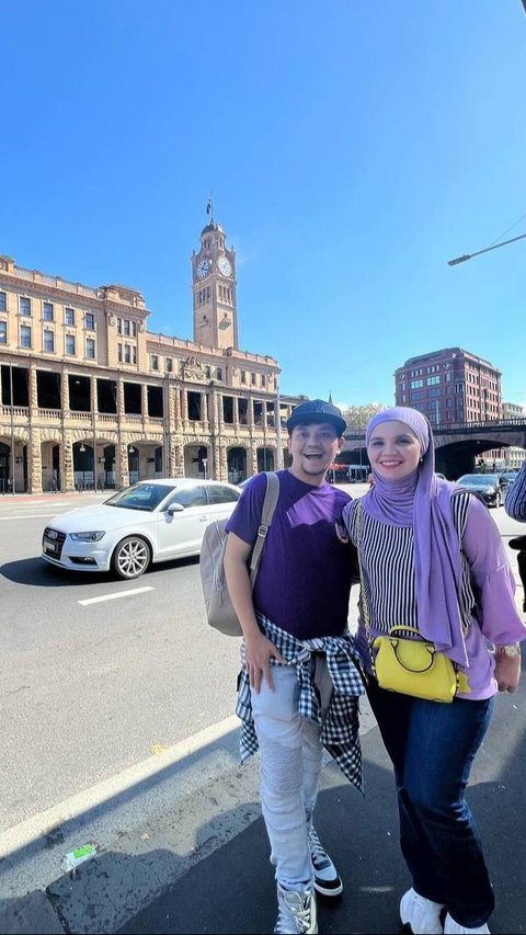 “Iya pertama kali. Kalau luar negeri sudah tahun lalu ke Sydney. Mereka excited banget. Mereka impiannya mau umrah,” ucap Indra dengan wajah penuh kebanggaan.