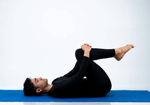 Pose Apanasana (Knees-to-Chest)