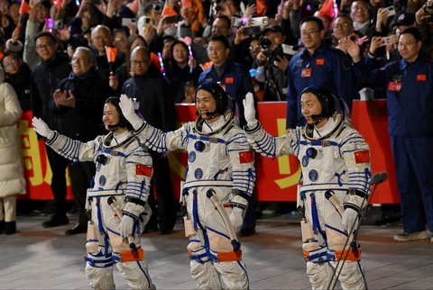 FOTO: Momen China Terbangkan Tiga Astronaut ke Luar Angkasa untuk Misi Ambisius