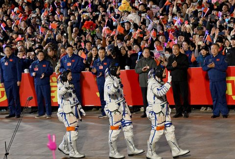 FOTO: Momen China Terbangkan Tiga Astronaut ke Luar Angkasa untuk Misi Ambisius