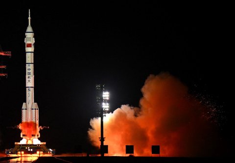 FOTO: Momen China Terbangkan Tiga Astronaut ke Luar Angkasa untuk Misi Ambisius