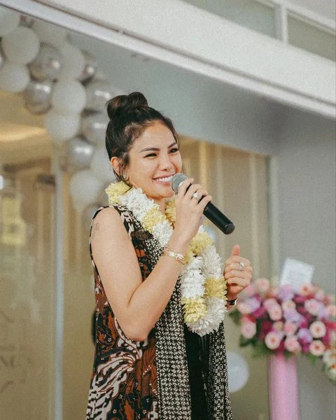 Nikita Mirzani mendadak curhat soal jodoh. Berkaca pada pengalaman, ia menyadari tiap kisah cinta punya romantika. Ada pelajaran yang bisa dipetik. (Foto: Dok. Instagram @nikitamirzanimawa