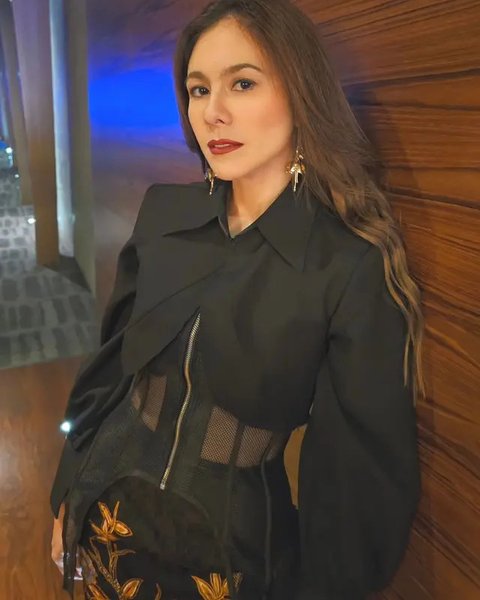 Wulan Guritno kini mendirikan klinik kecantikan bersama dua sahabatnya, Janna Karina Puspitasari dan Amanda Gratiana dengan konsep organic futurism. (Foto: Dok. Instagram @wulanguritno)