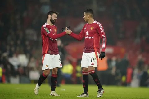 Gelandang Manchester United asal Brasil Casemiro (kanan) merayakan gol keempatnya bersama rekan satu timnya selama pertandingan sepak bola babak 16 besar Piala Liga Inggris antara Manchest