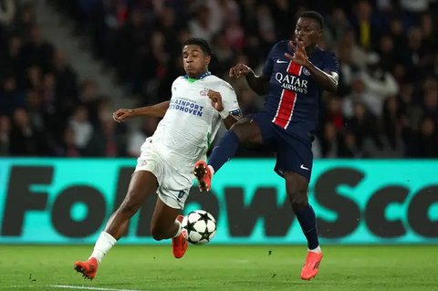 Bek PSV Eindhoven, Ryan Flamingo (kiri), diklaim memiliki darah Indonesia dan disebut bakal dinaturalisasi untuk memperkuat Timnas Indonesia. (AFP/Isabella BONOTTO)