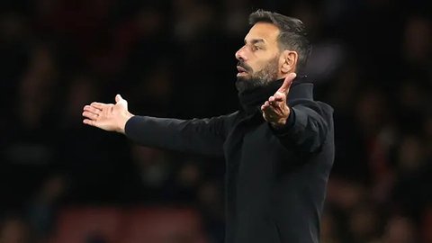 Manajer sementara Manchester United asal Belanda Ruud van Nistelrooy (L) disambut oleh maskot klub Fred The Red menjelang kick-off pada pertandingan babak 16 besar Piala Liga Inggris