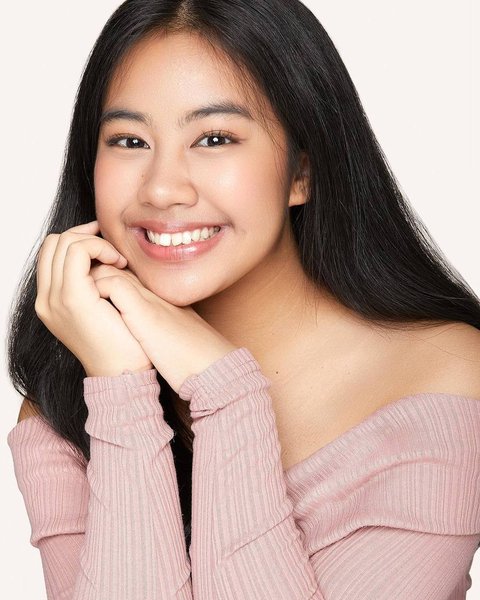 Senyumnya yang manis menjadi ciri khas Diarra menambah daya tariknya di setiap jepretan foto yang diambil dalam pemotretan ini.