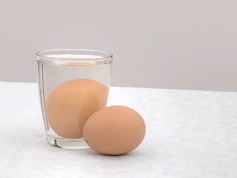 Perhatikan tanggal kedaluwarsa telur. (c) Shutterstock/Melnikov Dmitriy