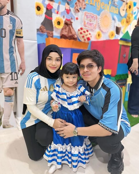 Ya, Aurel dan Atta kompak kenakan jersey Argentina. 