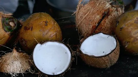 Kelapa yang sudah dikupas dan dicuci bersih sebelum diparut (YouTube/Campur MiTa)