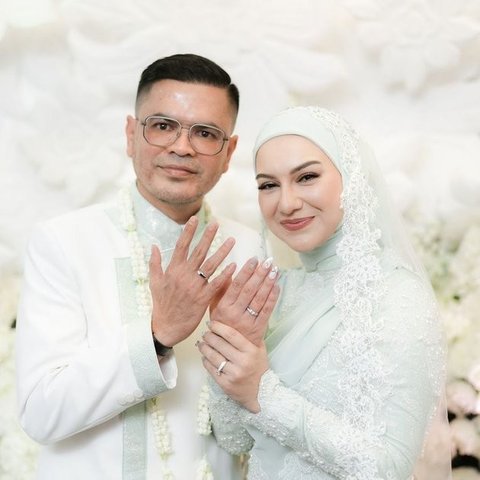 Irish Bella baru-baru ini mengejutkan publik dengan mengunggah foto akad nikahnya dengan pengusaha Haldy Sabri pada 19 Oktober 2024, setelah sebelumnya bercerai dari Ammar Zoni.<br>