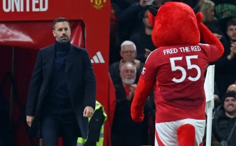Manajer interim Manchester United (MU), Ruud van Nistelrooy, saat memimpin timnya menghadapi Leicester City di babak 16 besar Carabao Cup yang digelar di Old Trafford, Kamis (31/10/2024) dini