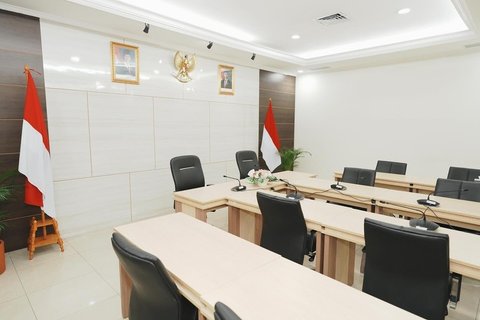 Di kantor Utusan Khusus Presiden, terdapat ruang konferensi yang luas, di mana Raffi akan mengadakan rapat dengan Utusan Khusus Presiden lainnya serta pertemuan besar.<br>