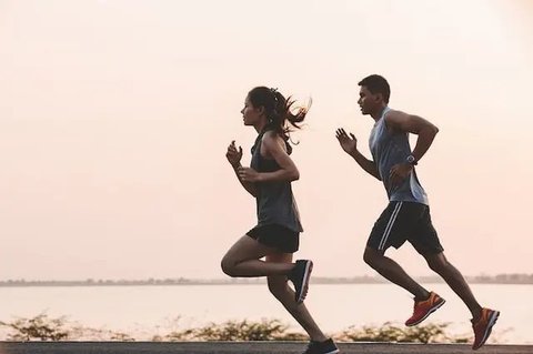 Ilustrasi fitness di gym. (Photo by Anatase Maragos on Unsplash)