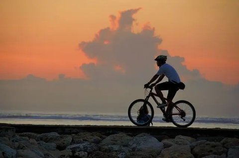 Ilustrasi fitness di gym. (Photo by Anatase Maragos on Unsplash)