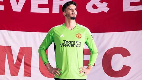 Gelandang Manchester United asal Brasil Casemiro (kanan) merayakan gol keempatnya bersama rekan satu timnya selama pertandingan sepak bola babak 16 besar Piala Liga Inggris antara Manchest