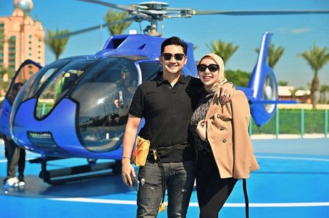 9 Foto Angga Wijaya, Mantan Suami Dewi Perssik, Berlibur Naik Helikopter Bersama Istri, Terlihat Sangat Bahagia