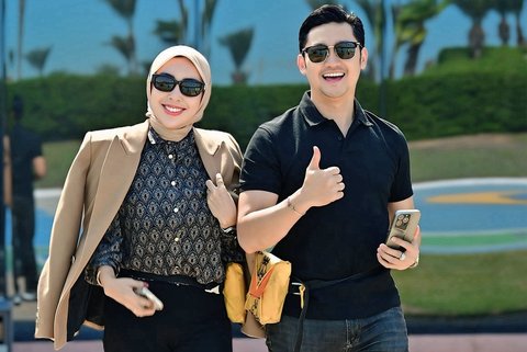 9 Foto Angga Wijaya, Mantan Suami Dewi Perssik, Berlibur Naik Helikopter Bersama Istri, Terlihat Sangat Bahagia