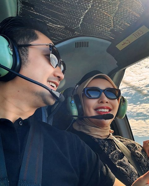 9 Foto Angga Wijaya, Mantan Suami Dewi Perssik, Berlibur Naik Helikopter Bersama Istri, Terlihat Sangat Bahagia