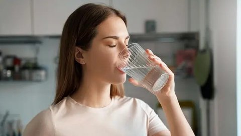 Ilustrasi minum air putih/copyright shutterstock.com/aslysun