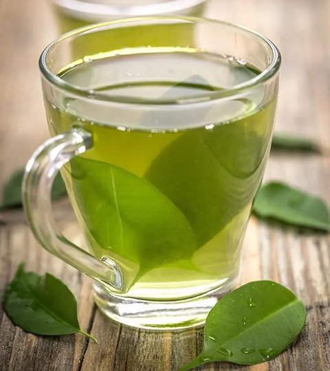 Ilustrasi minum air putih/copyright shutterstock.com/aslysun