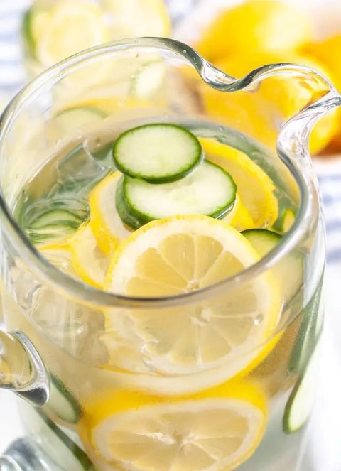 Ilustrasi minum air putih/copyright shutterstock.com/aslysun