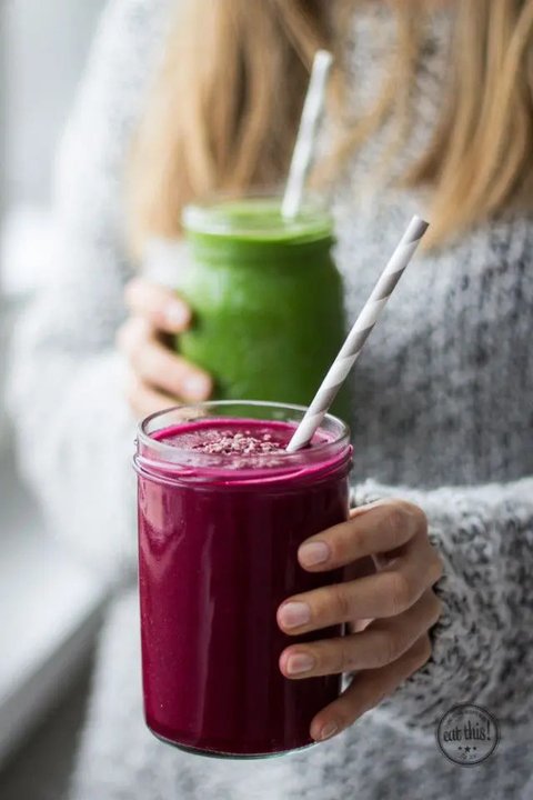 Ilustrasi minum air putih/copyright shutterstock.com/aslysun