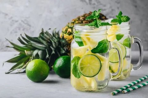 Ilustrasi minum air putih/copyright shutterstock.com/aslysun