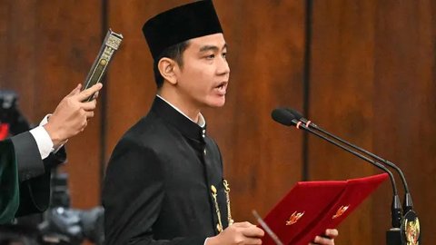 Presiden Prabowo Subianto didampingi Wapres Gibran Rakabuming Raka memimpin sidang perdana Kabinet Merah Putih di Istana, Jakarta, Rabu (23/10/2024). (Foto: Biro Pers Sekretariat Presiden)