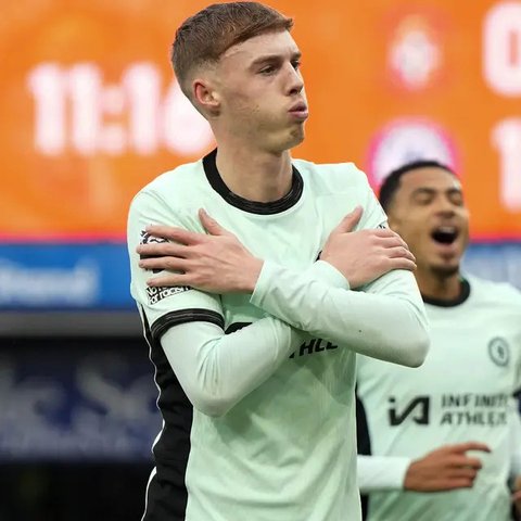 Pemain Chelsea,Cole Palmer, melakukan selebrasi setelah mencetak gol ke gawang Brighton pada laga pekan keenam Liga Inggris 2024/2025. Bermain di Stamford Bridge, The Blues menang dengan skor