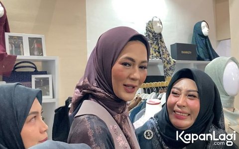 Paula Verhoeven Tetap Anggun di Catwalk Meski Menghadapi Masalah Tumah Tangga