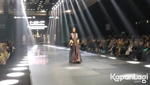 Paula Verhoeven Tetap Anggun di Catwalk Meski Menghadapi Masalah Tumah Tangga