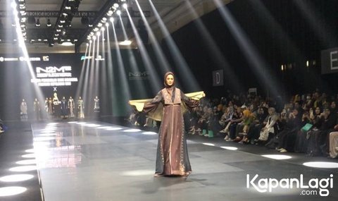 Paula Verhoeven Tetap Anggun di Catwalk Meski Menghadapi Masalah Tumah Tangga