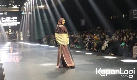 Paula Verhoeven Tetap Anggun di Catwalk Meski Menghadapi Masalah Tumah Tangga