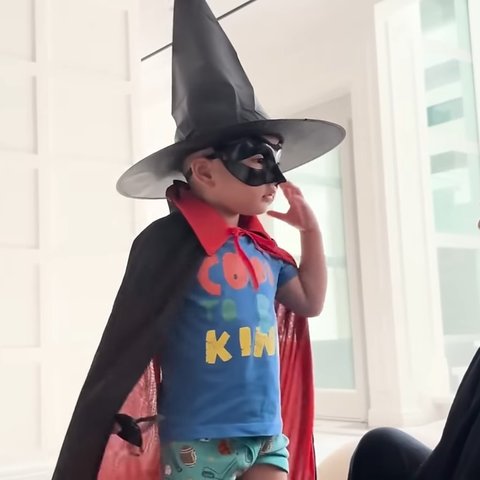 Potret Rayyanza Antusias Unboxing dan Coba Kostum Halloween, Gemas Banget Jadi Drakula Hingga Bajak Laut