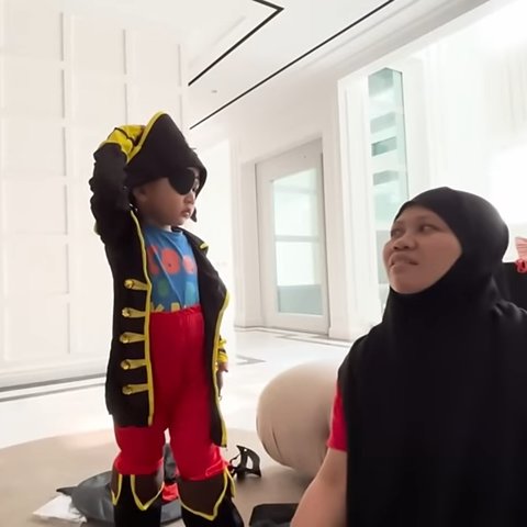 Potret Rayyanza Antusias Unboxing dan Coba Kostum Halloween, Gemas Banget Jadi Drakula Hingga Bajak Laut