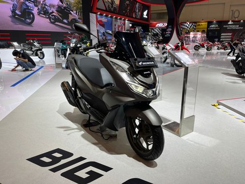 Honda PCX 160 adalah skuter yang populer.