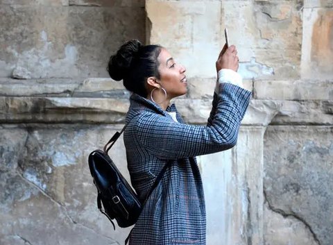 Ilustrasi media sosial, Instagram. (Foto oleh Brian Ramirez: https://www.pexels.com/id-id/foto/smartphone-teknologi-aplikasi-instagram-8886104/)