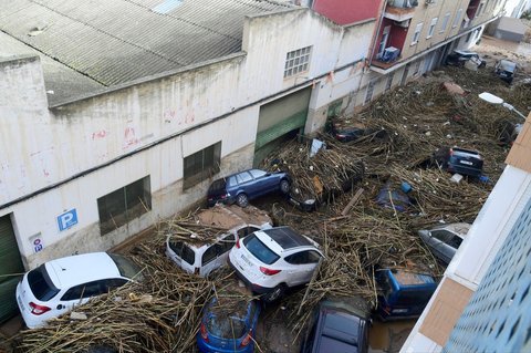 FOTO: Dahsyatnya Banjir Paling Mematikan di Spanyol Terjang Valencia, Mobil-Mobil Hancur Saling Bertumpukan