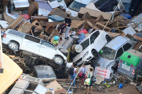 FOTO: Dahsyatnya Banjir Paling Mematikan di Spanyol Terjang Valencia, Mobil-Mobil Hancur Saling Bertumpukan