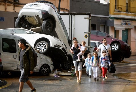 FOTO: Dahsyatnya Banjir Paling Mematikan di Spanyol Terjang Valencia, Mobil-Mobil Hancur Saling Bertumpukan