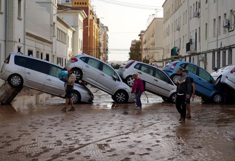 FOTO: Dahsyatnya Banjir Paling Mematikan di Spanyol Terjang Valencia, Mobil-Mobil Hancur Saling Bertumpukan