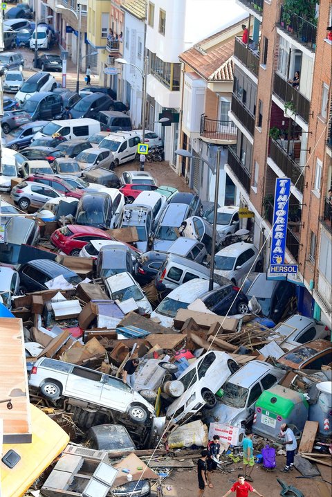 FOTO: Dahsyatnya Banjir Paling Mematikan di Spanyol Terjang Valencia, Mobil-Mobil Hancur Saling Bertumpukan